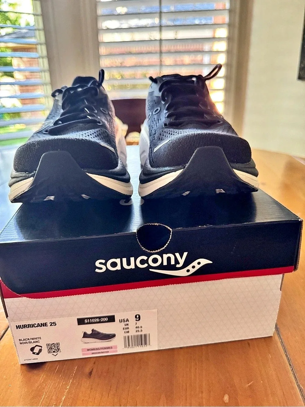 NEW with box Saucony Hurricane 25 Black & White US 9